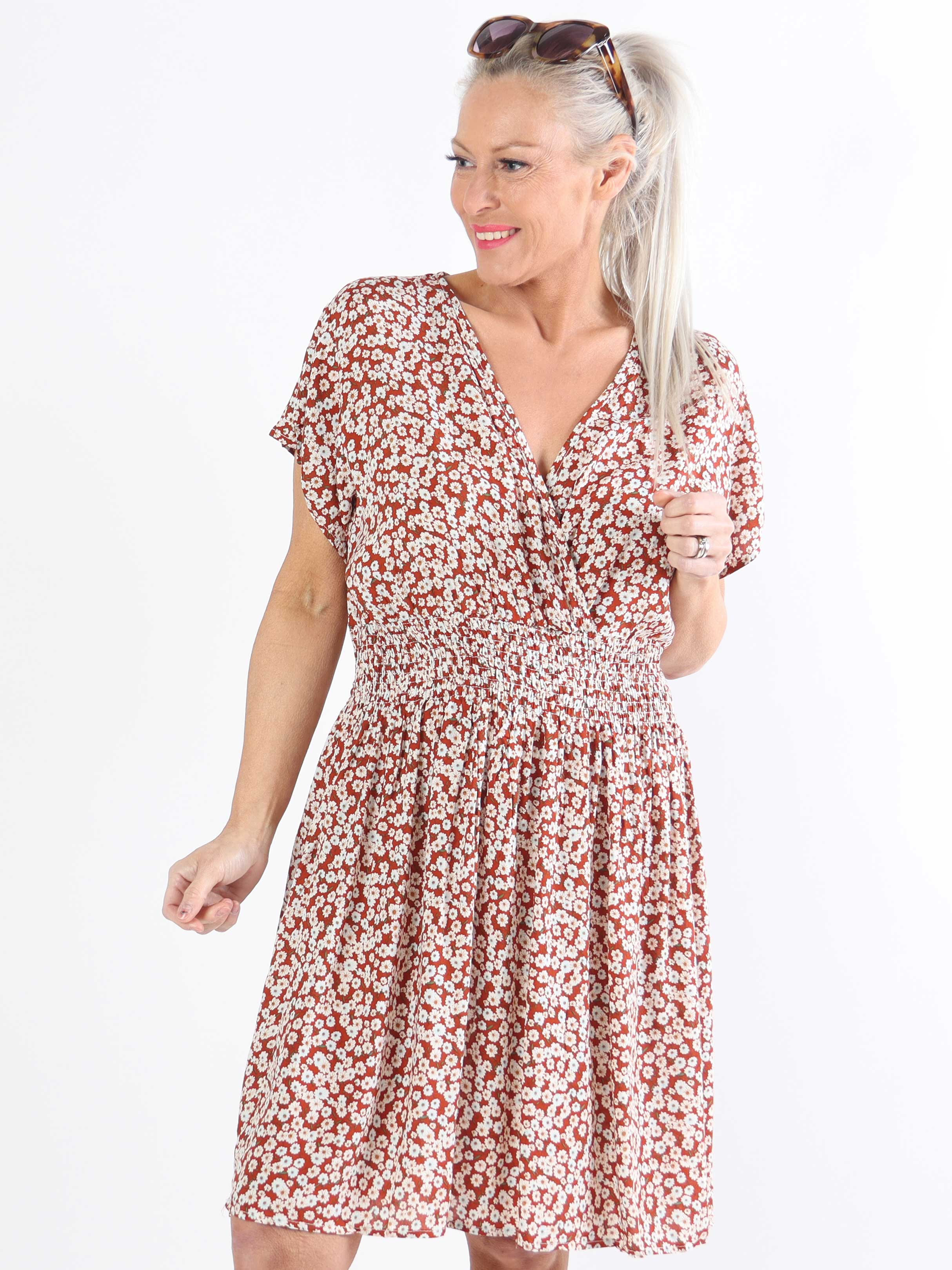 Clementine - Småblomstret plus size kjole med elastik i taljen